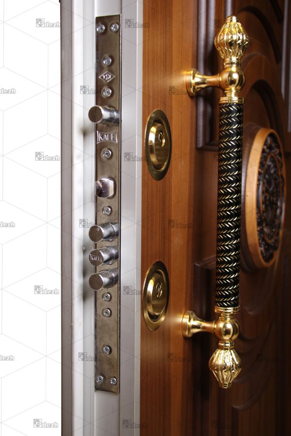 قفل  ودستگیره کالی ترکیه ای نصب شده بر روی درب ضد  سرقت