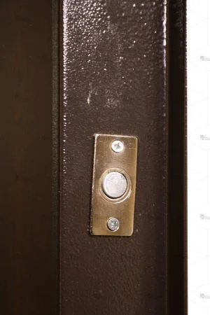 قفل پستچی کالی ترکیه ای نصب شده بر روی درب ضد  سرقت