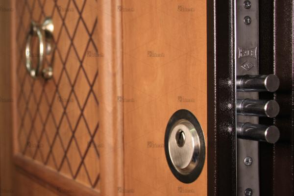 قفل  ودرکوب کالی ترکیه ای نصب شده بر روی درب ضد  سرقت