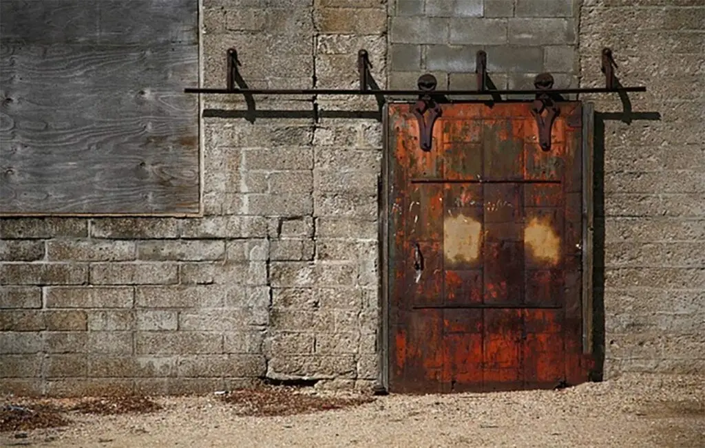 آشنایی با درب انباری و انواع آن 30 آشنایی با درب انباری و انواع آن درب انباری