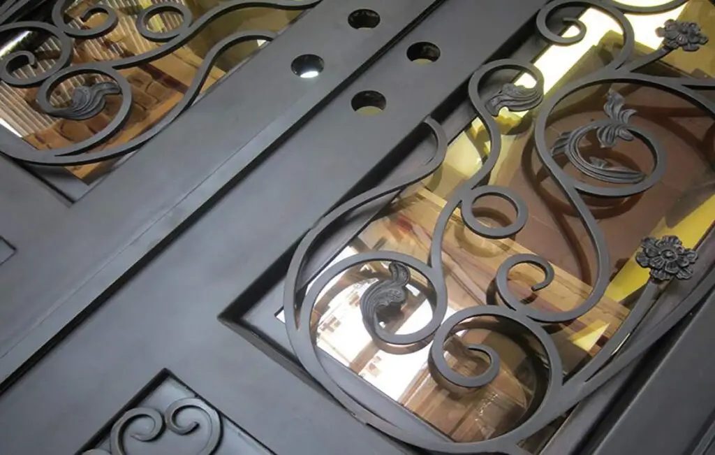 آشنایی با درب فرفوژه + مزایای استفاده به همراه مشخصات آن 40 آشنایی با درب فرفوژه + مزایای استفاده به همراه مشخصات آن درب فرفوژه